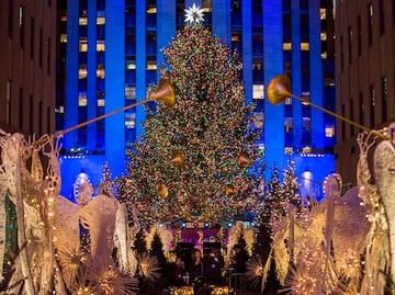 El icónico árbol navideño del Rockefeller Center ya está en Nueva York: ¿Cuándo se encienden sus luces?