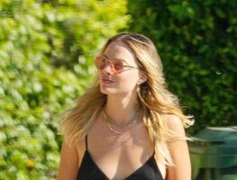 Margot Robbie irradia belleza con nuevo look en Los Ángeles