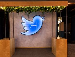 Twitter vende por 100 mil dólares su estatua del pajarito en subasta