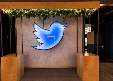 Twitter vende por 100 mil dólares su estatua del pajarito en subasta
