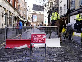 Covid-19. Londres prohíbe reuniones entre amigos y familiares en espacios cerrados