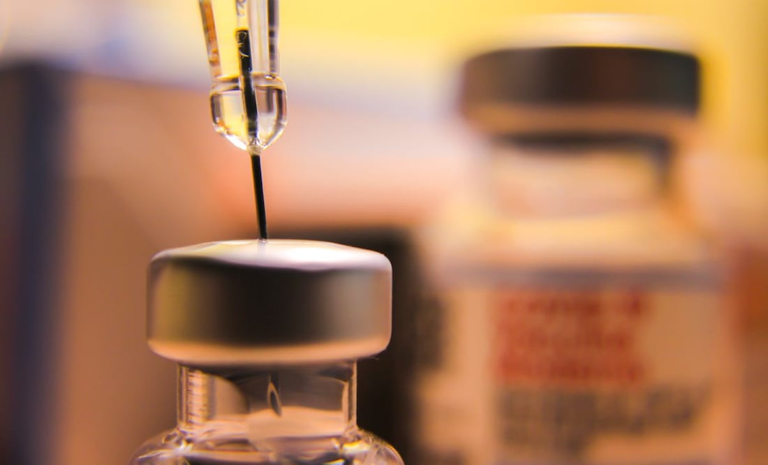 Vacunación covid-19 e influenza en CDMX. Foto: iStock/Amornrat Phuchom