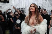 Jennifer Lopez calienta el ánimo en París y presume escote de infarto con vestido transparente