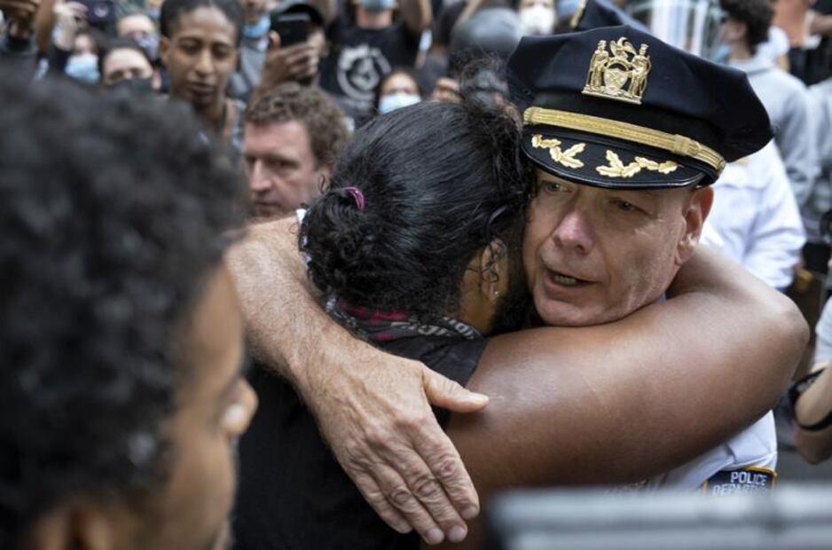 Jefe de policía de NY se arrodilla con los manifestantes en solidaridad