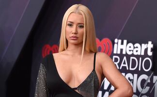 Iggy Azalea delinea su silueta con ajustado vestido de látex 