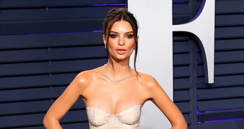 Emily Ratajkowski conquista con nueva colección de trajes de baño