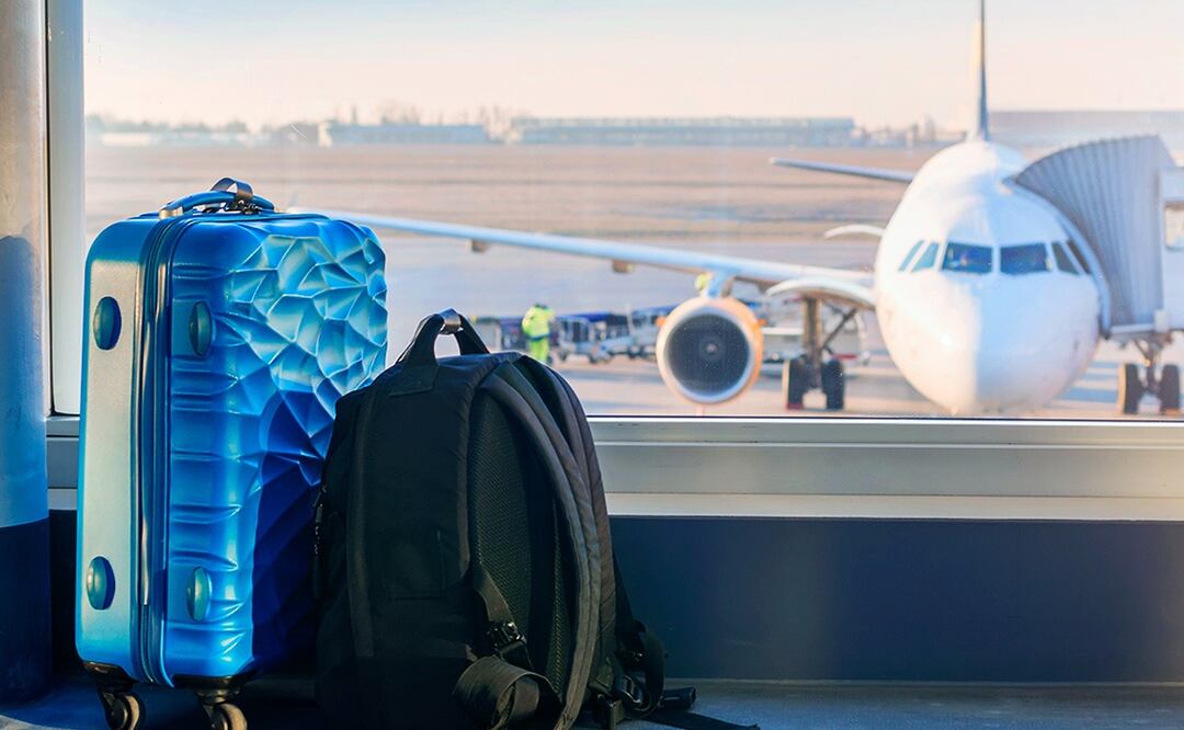 El equipaje de mano en Viva Aerobus no puede rebasar las dimensiones de 25 cm de alto, 40 cm de largo y 55 cm de alto. Foto: iStock