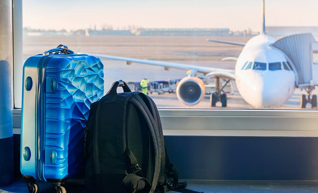 El equipaje de mano en Viva Aerobus no puede rebasar las dimensiones de 25 cm de alto, 40 cm de largo y 55 cm de alto. Foto: iStock