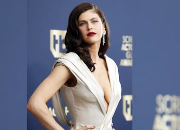 Alexandra Daddario conquista el verano con sexy traje de baño blanco