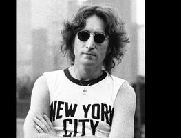 Fans recuerdan a Lennon el día de su muerte con flores, manzanas y música en Central Park. VIDEO