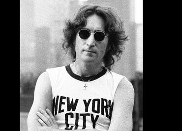 Fans recuerdan a Lennon el día de su muerte con flores, manzanas y música en Central Park. VIDEO