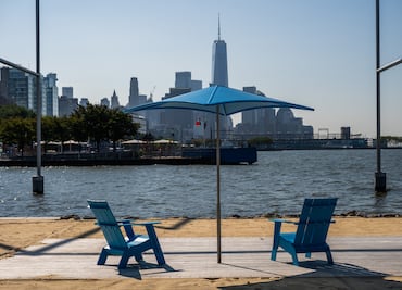 Nueva York abre su primera playa pública en el condado de Manhattan: ¡Un oasis en el Río Hudson!