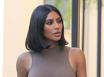 Kim Kardashian moldea su silueta con revelador top en Calabasas
