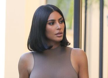 Kim Kardashian moldea su silueta con revelador top en Calabasas