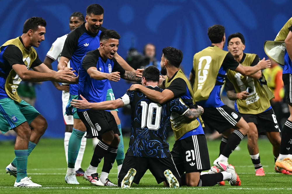 EU investiga presunto desvío de fondos de la Asociación del Futbol Argentino para comprar propiedades de lujo en Florida. (Photo by Paul ELLIS / AFP)