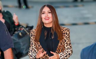 Salma Hayek conquista Hollywood con look de casi $100 mil pesos