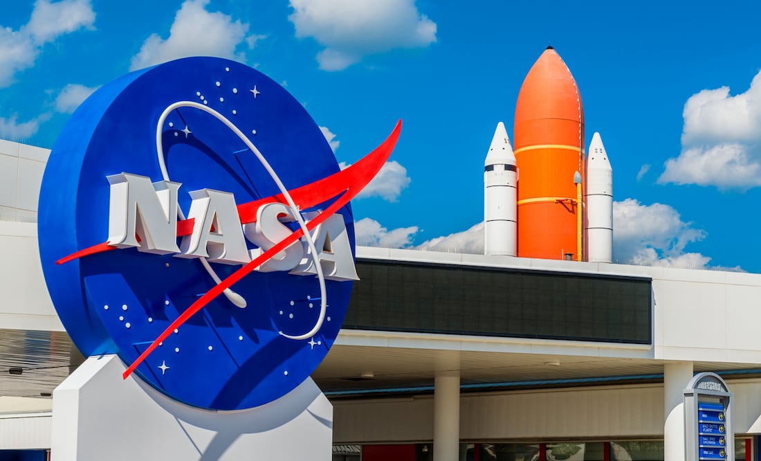NASA Logo and Atlantis Space Shuttle at Kennedy Space Center Florida. Foto: iStock/ Allard1