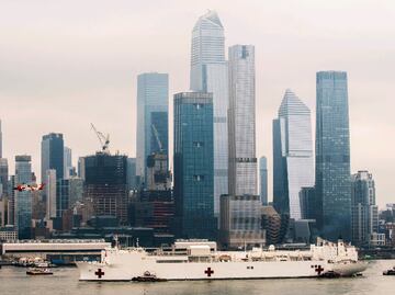 Buque hospital militar llega a Nueva York para ayudar en la pandemia