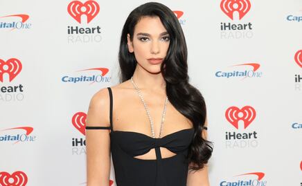 Dua Lipa luce figura 'irreal' con ajustado vestido negro de escote 