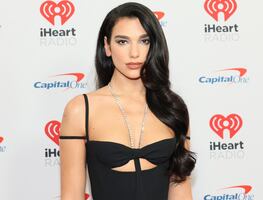Dua Lipa luce figura 'irreal' con ajustado vestido negro de escote