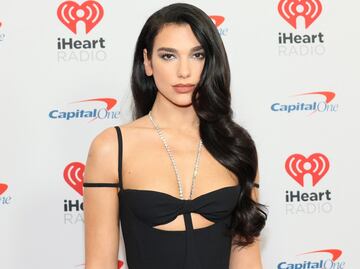 Dua Lipa luce figura 'irreal' con ajustado vestido negro de escote