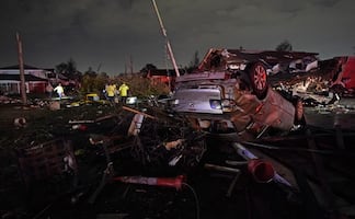 Videos. Potente tornado en Nueva Orleans destruye casas y voltea autos