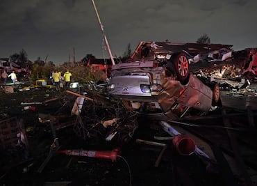 Videos. Potente tornado en Nueva Orleans destruye casas y voltea autos