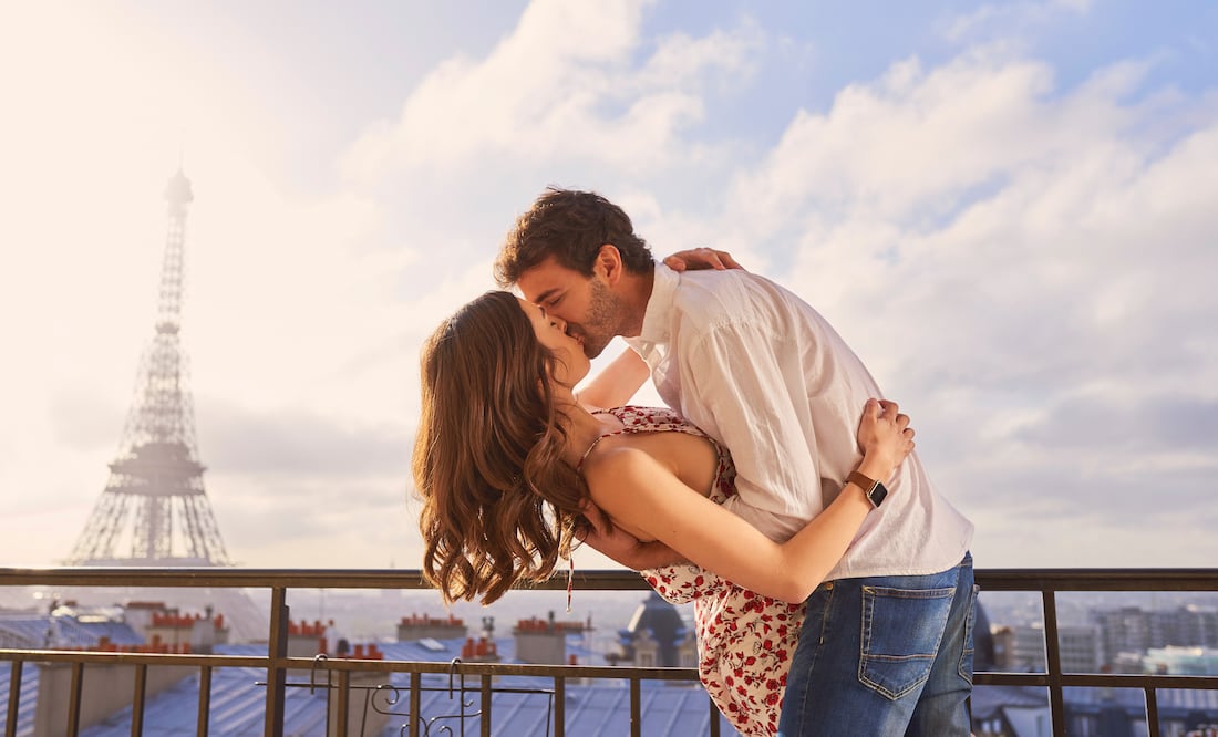 Día Internacional del Beso/ iStock/PeopleImages