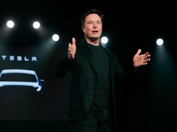 Pesadilla por Tesla: Sus padres resultaron heridos en accidente y ella tuvo que pagarle a la compañía de Musk