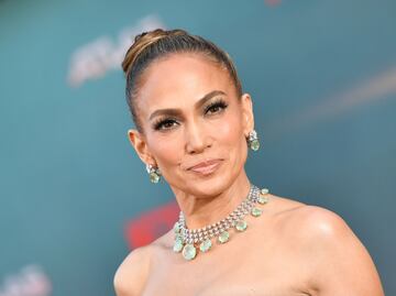 Jennifer Lopez presume sus curvas de infarto y figura atlética a los 54 años con vestido backless