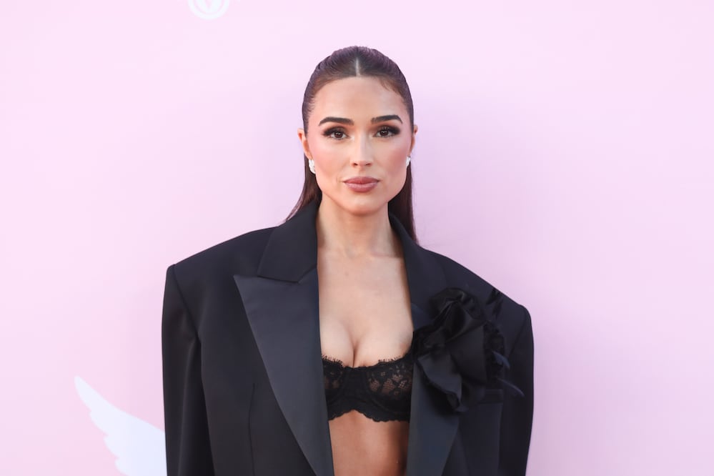 Olivia Culpo modela lencería rosa en el regreso del Victoria’s Secret Fashion Show. Foto: AP