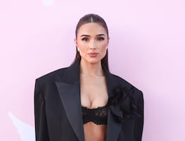 Olivia Culpo modela lencería rosa en el regreso del Victoria’s Secret Fashion Show
