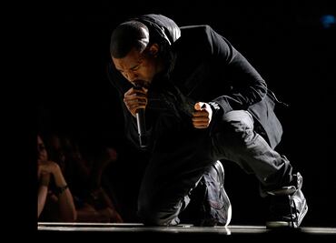 Zapatillas de Kanye West baten récord de ventas: 1.8 MDD