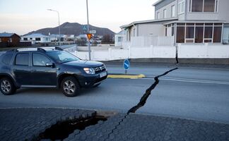 Ciudad islandesa evacuada por riesgo de erupción volcánica regresa por sus mascotas y pertenencias