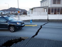 Ciudad islandesa evacuada por riesgo de erupción volcánica regresa por sus mascotas y pertenencias
