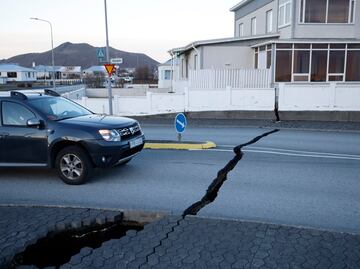Ciudad islandesa evacuada por riesgo de erupción volcánica regresa por sus mascotas y pertenencias