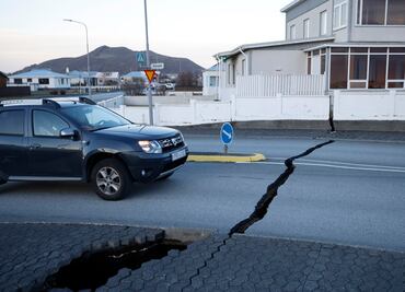 Ciudad islandesa evacuada por riesgo de erupción volcánica regresa por sus mascotas y pertenencias
