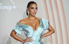 Kim Kardashian sorprende con look de diosa griega y celebra su cumpleaños 45 en París