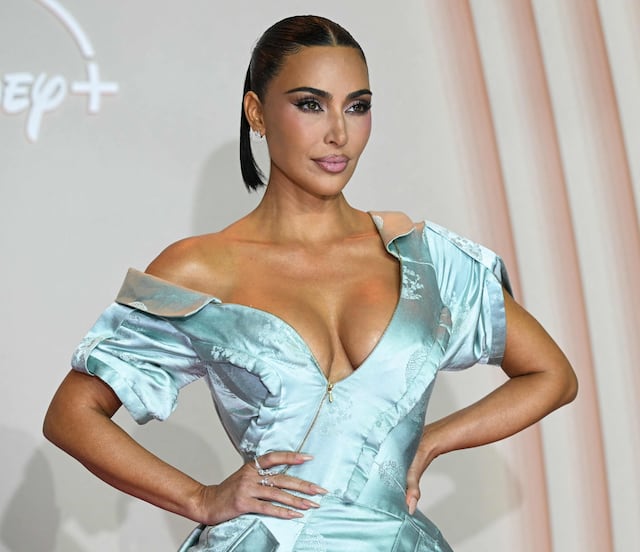 Kim Kardashian sorprende con look de diosa griega y celebra su cumpleaños 45 en París