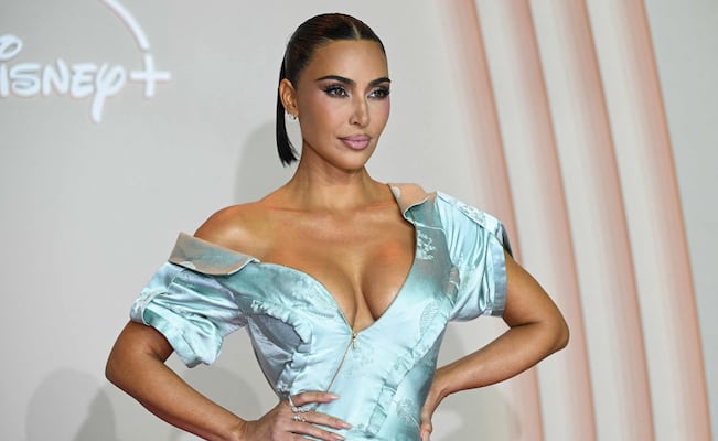 Kim Kardashian sorprende con look de diosa griega y celebra su cumpleaños 45 en París