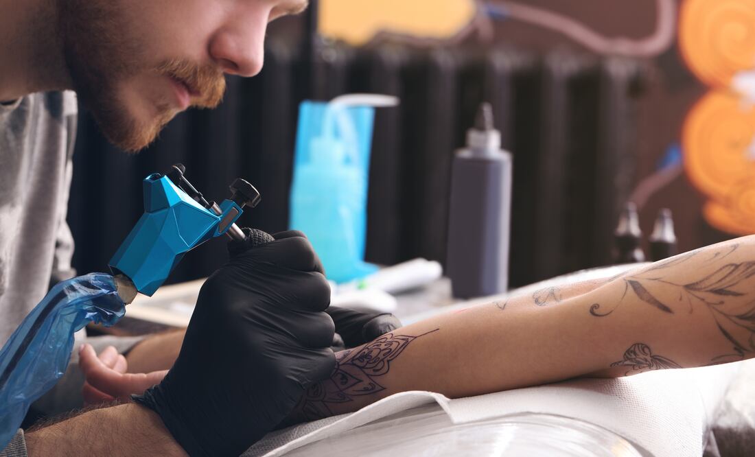 FDA advierte por tinta para tatuajes contaminadas con “gérmenes mortales”. Foto: iSTOCK-Liudmila Chernetska