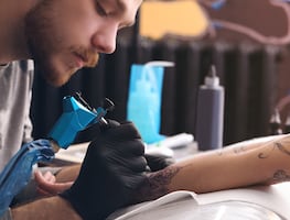 FDA advierte por tinta para tatuajes contaminadas con “gérmenes mortales”