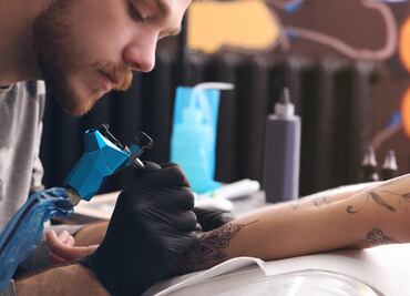 FDA advierte por tinta para tatuajes contaminadas con “gérmenes mortales”