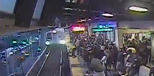 Hombre alcoholizado resbala y cae a vías de tren en California