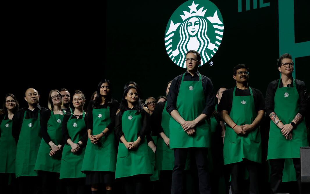 Más de 1,000 baristas de Starbucks inician huelga; protestan por nuevo uniforme (AP Foto/Ted S. Warren, Archivo)