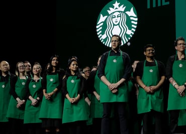 Más de 1,000 baristas de Starbucks inician huelga; protestan por nuevo uniforme
