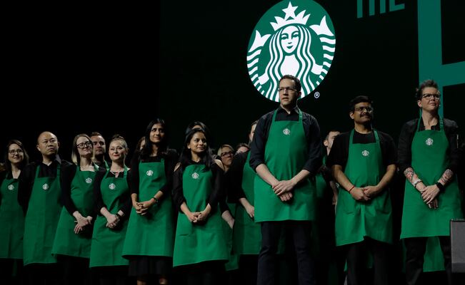 Más de 1,000 baristas de Starbucks inician huelga; protestan por nuevo uniforme