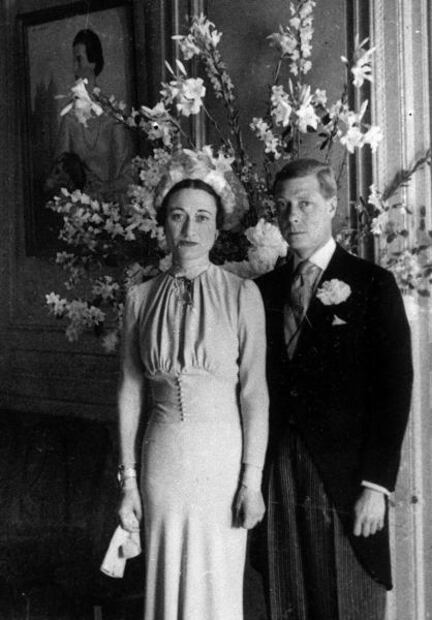 Meghan Markle se ‘burla de la familia real’ con look inspirado en Wallis Simpson