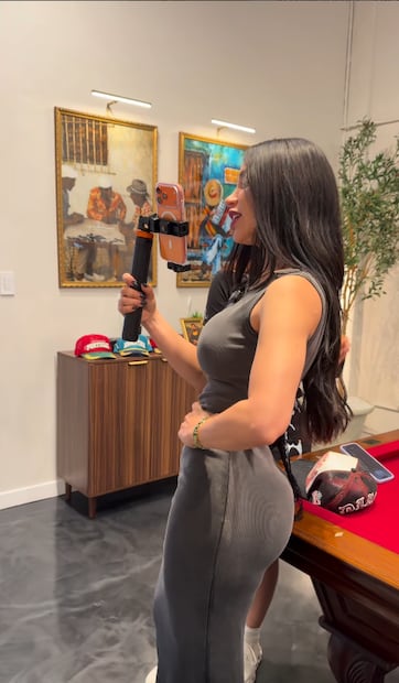 Emma Coronel presume cintura con un vestido entallado; VIDEO desata reacciones. Foto: Tomada de Instagram @emma.coronel.official