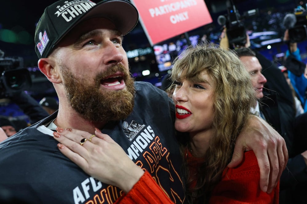 Taylor Swift responde a hater que le gritó ‘’has arruinado la NFL’’ tras el triunfo de Kansas City Chief. Foto: Photo by Patrick Smith / GETTY IMAGES NORTH AMERICA / Getty Images via AFP)